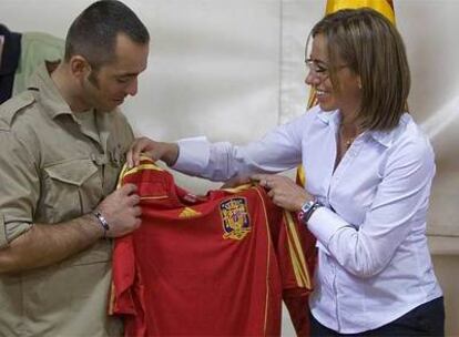 La ministra de Defensa ha regalado una camiseta de la selección a los militares españoles en Chad, que se han impuesto recientemente en un torneo organizado entre las fuerzas europeas en el país africano