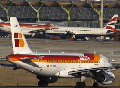 Aviones de Iberia y British Airways, en las pistas del aeropuerto de Madrid-Barajas.
