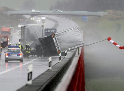 Equipos de rescate intentan asegurar un camión volcado en Ilmenau, Alemania. La tormenta Kyrill ya ha provocado víctimas mortales.