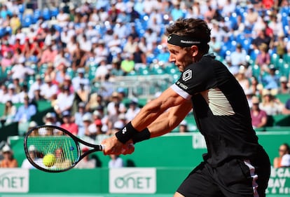 Ruud golpea de revés durante la semifinal contra Djokovic en el Montecarlo Country Club.