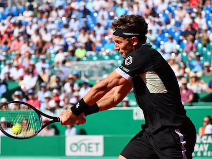 Ruud golpea de revés durante la semifinal contra Djokovic en el Montecarlo Country Club.