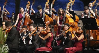 Varios músicos de la red nacional de orquestas infantiles y juveniles de Venezuela.