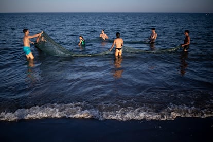 Photography of her (green swimsuit) and her collaborators.