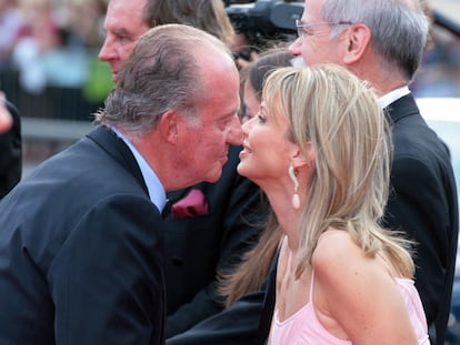 Juan Carlos I y Corinna Larsen se saludan en Barcelona en 2006.