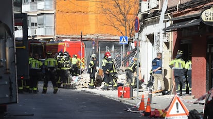 Equipos de emergencias trabajan en la zona donde se produjo la explosión.