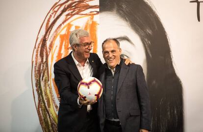 El alcalde de Tarragona, Josep Fèlix Ballesteros, recibe un regalo del presidente de LaLiga Javier Tebas.