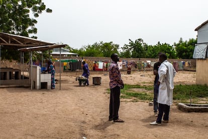 El director del hospital distrital de Mora y dos sanitarios charlan en el exterior el centro sanitario. La atención a la salud mental es otra de las prioridades en este inhóspito territorio para pacientes que sufren en sus carnes la violencia del terrorismo. MSF atendió en 2020 a 4.716 personas, en su mayoría por estados de ansiedad y estrés postraumático. El personal sanitario también reclama atención a su salud mental por el exceso de trabajo y la presió que soportan.