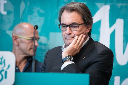 Convergència Democràtica de Catalunya (CDC), el partido de Artur Mas, ha tenido que salir en defensa del liderazgo de su líder apenas 12 horas después del cierre de las urnas que arrojaron una victoria del independentismo en número de escaños pero no en votos. En la imagen, Artur Mas durante la rueda de prensa tras conocer los resultados de las elecciones.