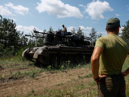 Un militar ucranio observa a un compañero maniobrar en un tanque Leopard este viernes en la región de Kiev.