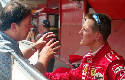 Villadelprat conversa con Schumacher, en 2004. 