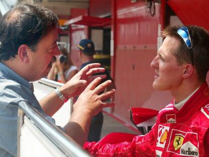 Villadelprat conversa con Schumacher, en 2004. 