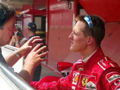 Villadelprat conversa con Schumacher, en 2004. 