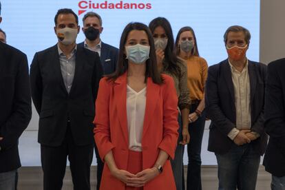 Inés Arrimadas posa en la sede del partido en Madrid con los miembros de la nueva ejecutiva permanente de Ciudadanos, el 15 de marzo.