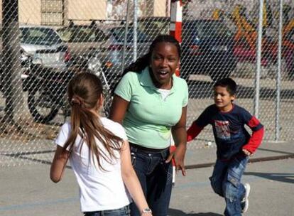 Alumnos inmigrantes en el patio del centro de Vic.