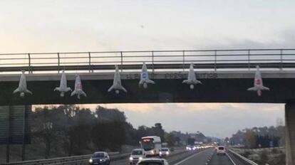 Ninots apareguts en un pont de la C-17.