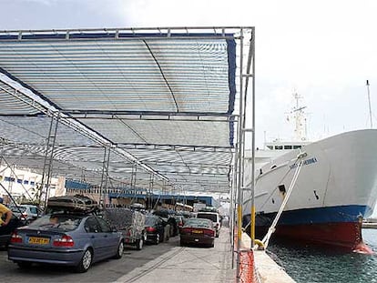 Vehículos que esperan embarcar en el puerto de Alicante, donde ha sido detenido el supuesto asesino de un hombre en Villena.