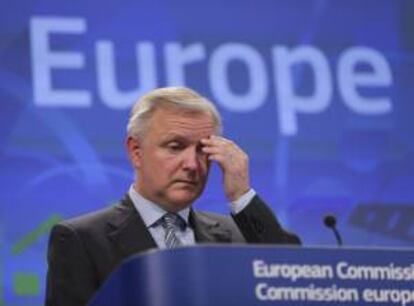 El vicepresidente de la Comisin Europea (CE) y comisario de Asuntos Econmicos y Monetarios, Olli Rehn, comparece durante una rueda de prensa ofrecida en la sede de la Unin Europea en Bruselas.