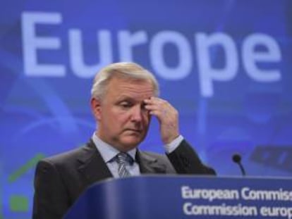 El vicepresidente de la Comisión Europea (CE) y comisario de Asuntos Económicos y Monetarios, Olli Rehn, comparece durante una rueda de prensa ofrecida en la sede de la Unión Europea en Bruselas.