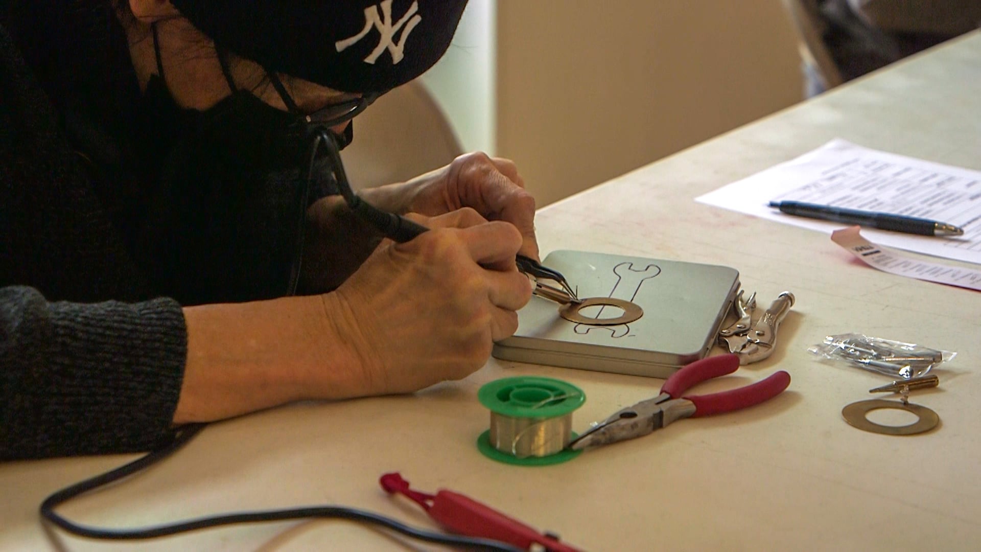 Kenneth Mah trabaja en el taller de Nueva York.