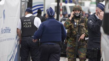 A polícia e o Exército belga em um shopping center que foi alvo de uma ameaça de bomba na semana passada em Bruxelas.