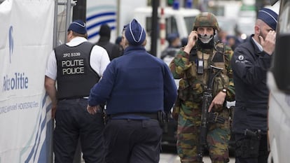 La policía y el Ejército belga en centro comercial en el que ayer hubo una amenaza de bomba en Bruselas.