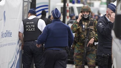 La polic&iacute;a y el Ej&eacute;rcito belga en centro comercial en el que ayer hubo una amenaza de bomba en Bruselas. 