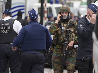 A polícia e o Exército belga em um shopping center que foi alvo de uma ameaça de bomba na semana passada em Bruxelas.