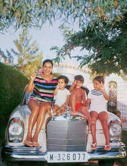 Lola Flores con sus tres hijos, Lolita, Rosario y Antonio.