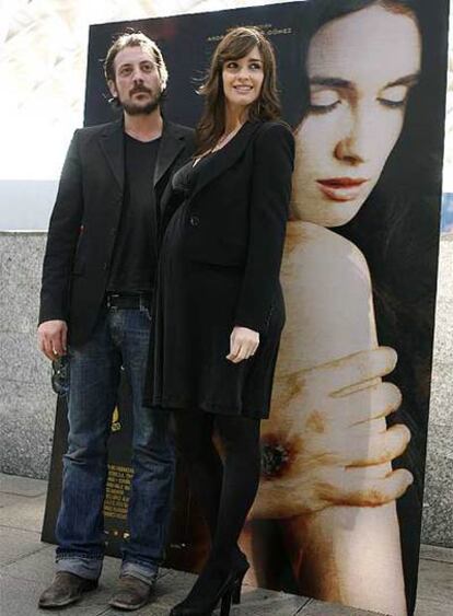 Ray Loriga y Paz Vega posan juntos ante el cartel de la película.