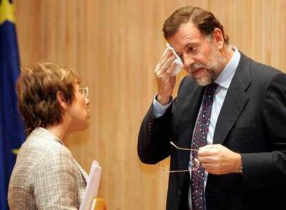 El presidente del PP, Mariano Rajoy, al inicio de la reunión con su grupo en el Congreso.