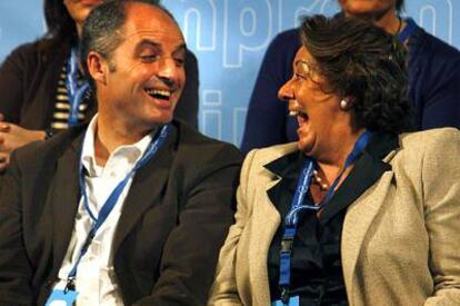 Francisco Camps y Rita Barberá, ayer, en la convención del PP.