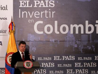 El presidente colombiano, Juan Manuel Santos, habla durante el foro &quot;Invertir en Colombia&quot;, organizado por el diario El Pa&iacute;s de Espa&ntilde;a en Bogot&aacute;.