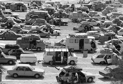 Volver a casa. Migrantes marroquíes esperan en el puerto de Algeciras para tomar un ferry que les lleve a Tánger. 30 de julio de 1982.