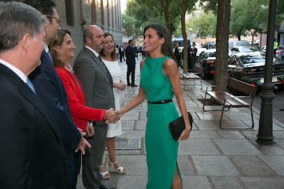 A su llegada la Reina fue recibida por la presidenta del Congreso de los Diputados, Francina Armengol; el presidente del Senado, Pedro Rollán; la vicepresidenta tercera y ministra para la Transición Ecológica y el Reto Demográfico en funciones, Teresa Ribera; el presidente del Grupo Prisa, Joseph Oughourlian; y el consejero delegado de CapGemini, Luis Abad. 