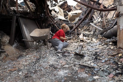 Una mujer recostada entre los restos de su hogar, este 4 de febrero. Al menos 64 personas han muerto, según ha informado este domingo el presidente Gabriel Boric, y aclaró que “esa cifra va a crecer, sabemos que va a crecer significativamente”.