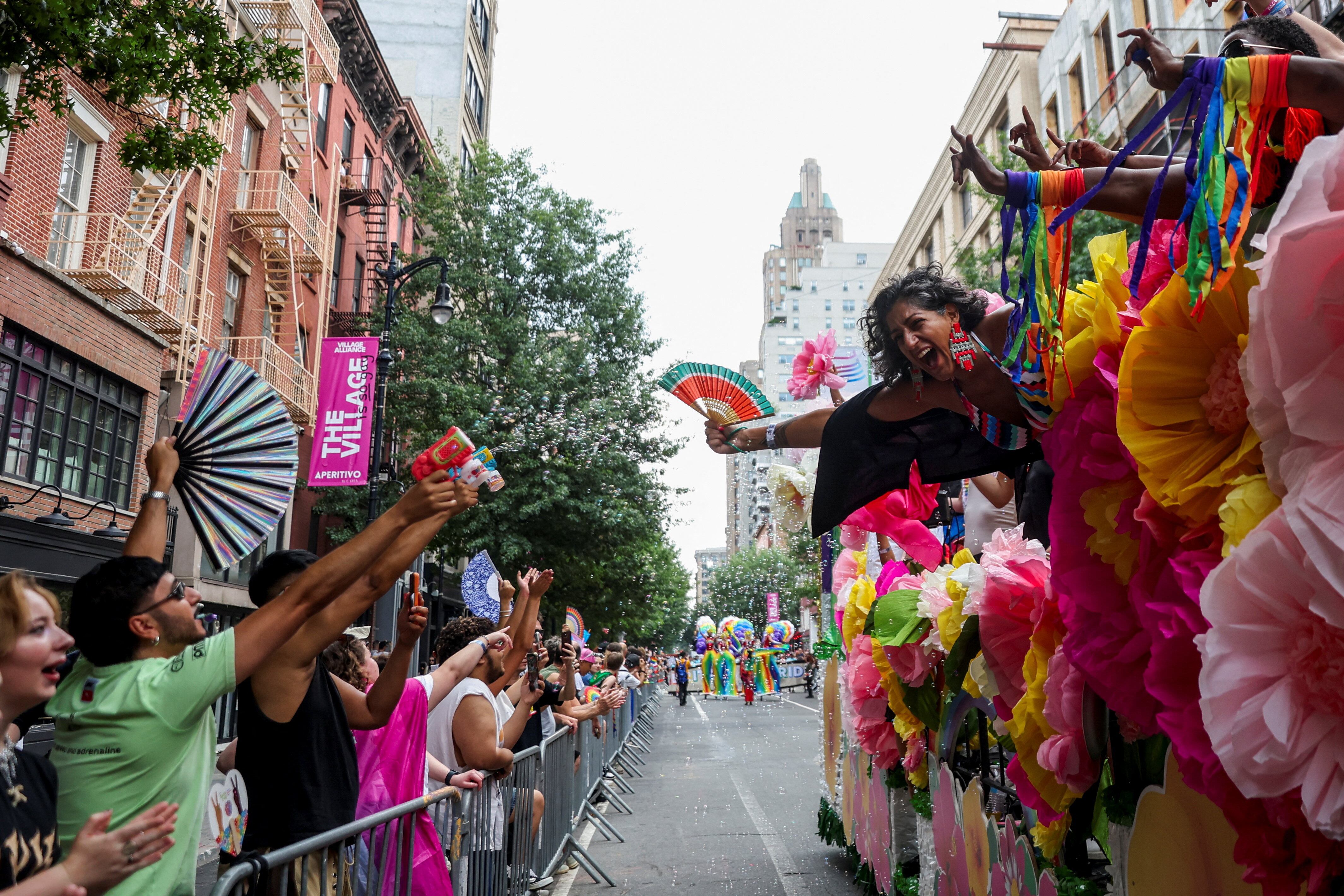 Cientos de miles de personas celebran en Nueva York la diversidad en el Orgullo LGTIBQ+: “Trump nos usa para polarizar a la sociedad”