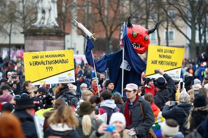Protestas contra las restricciones de la pandemia en Kassel, Alemaniay, este sábado.