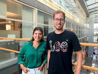 Los biólogos Olga Rivera y André Pérez Potti, en el Instituto Karolinska, en Estocolmo (Suecia).