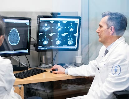 El neurooncólogo Ingo Mellinghoff, a la derecha, especializado en el tratamiento de tumores cerebrales primarios.