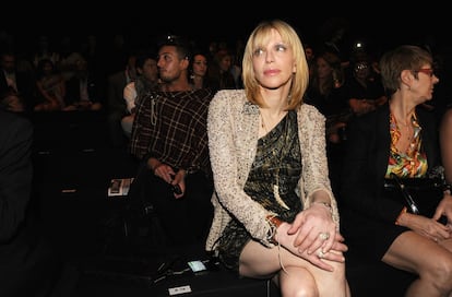 La cantante Courtney Love, en primera fila del desfile de Roberto Cavalli en la Semana de la Moda de Milán.