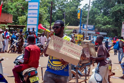 Un joven se manifiesta contra la Comunidad Económica de Estados de África Occidental (CEDEAO) y Francia en Uagadugú, la capital burkinesa, en marzo del año pasado.