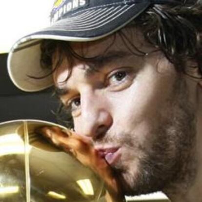 El pívot español Pau Gasol con la copa