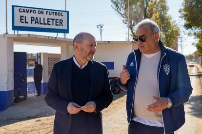 El presidente de la RFEF, Rafael Louzán, conversa con el presidente del Paiporta CF, Juanjo Casañ (derecha), durante su visita al campo de fútbol El Palleter de Paiporta.