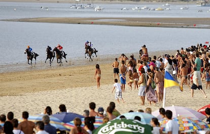 Sol, brisa, mar, arena y... caballos. Vecinos y turistas pudieron disfrutar de uno de los espectáculos del verano en la costa gaditana.