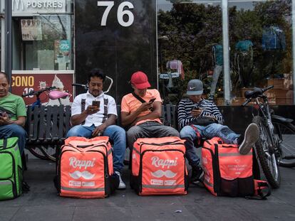 Repartidores de comida rápida por aplicaciones de celular, esperan pedidos, en Ciudad de México, el 28 de marzo 2020.