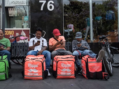 Repartidores de comida rápida por aplicaciones de celular, esperan pedidos, en Ciudad de México, el 28 de marzo 2020.