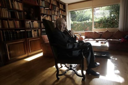 Mart&iacute; de Riquer, pictured in his Barcelona home. 