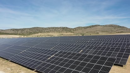 Planta solar de FV Peñarrubia, en Murcia, de IBerdrola, similar a las que se instalarán en Ayora y Cofrentes, en una imagen cedida.