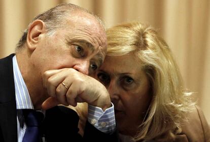 El ministro del Interior, Jorge Fernández Díaz y la delegada del Gobierno en Madrid, Concepción Dancausa, este viernes en Madrid.