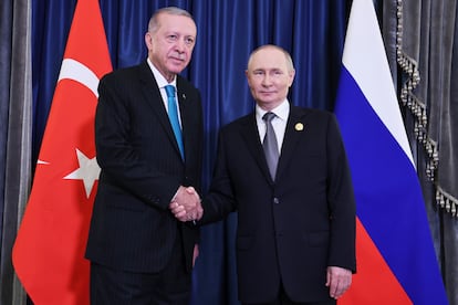 El presidente turco, Recep Tayyip Erdogan, y el presidente ruso, Vladimir Putin, durante la cumbre de la Organización de Cooperación de Shanghái (OCS) este lunes en Tianjin, China.
